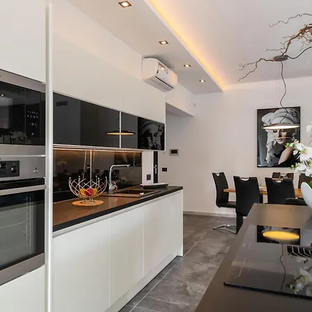 Stunning In With Kitchen Holiday home *