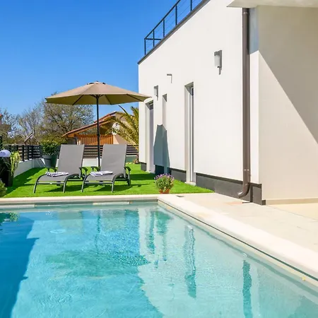 Stunning In With Kitchen Holiday home *