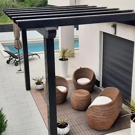 Stunning In With Kitchen Holiday home *