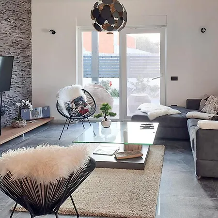 Holiday home Stunning In With Kitchen Peroj